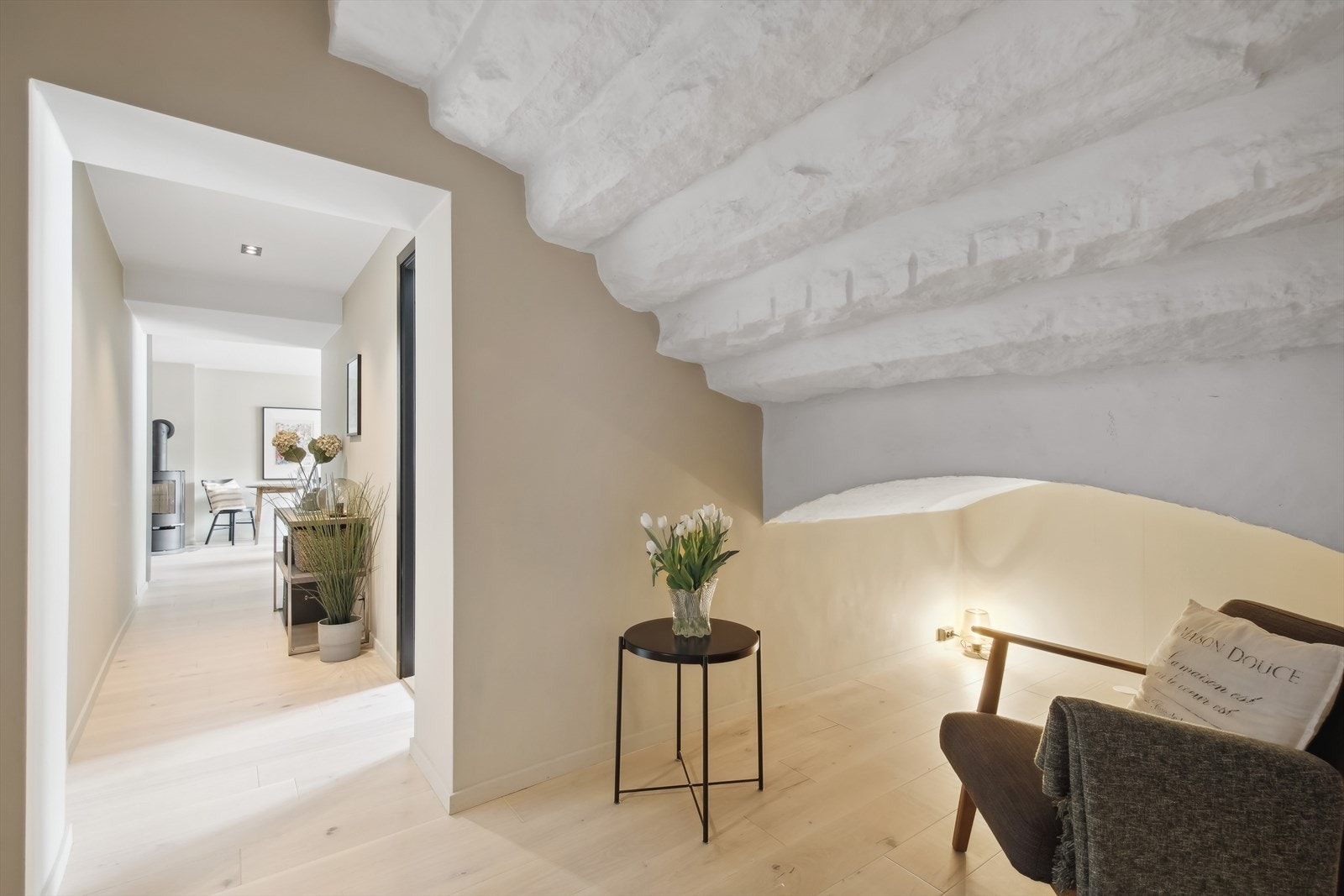 Leiligheten har tidligere vært en vaktmesterleilighet. Den ble modernisert og fremstår som en intim leilighet med masse atmosfære. Galleribilde