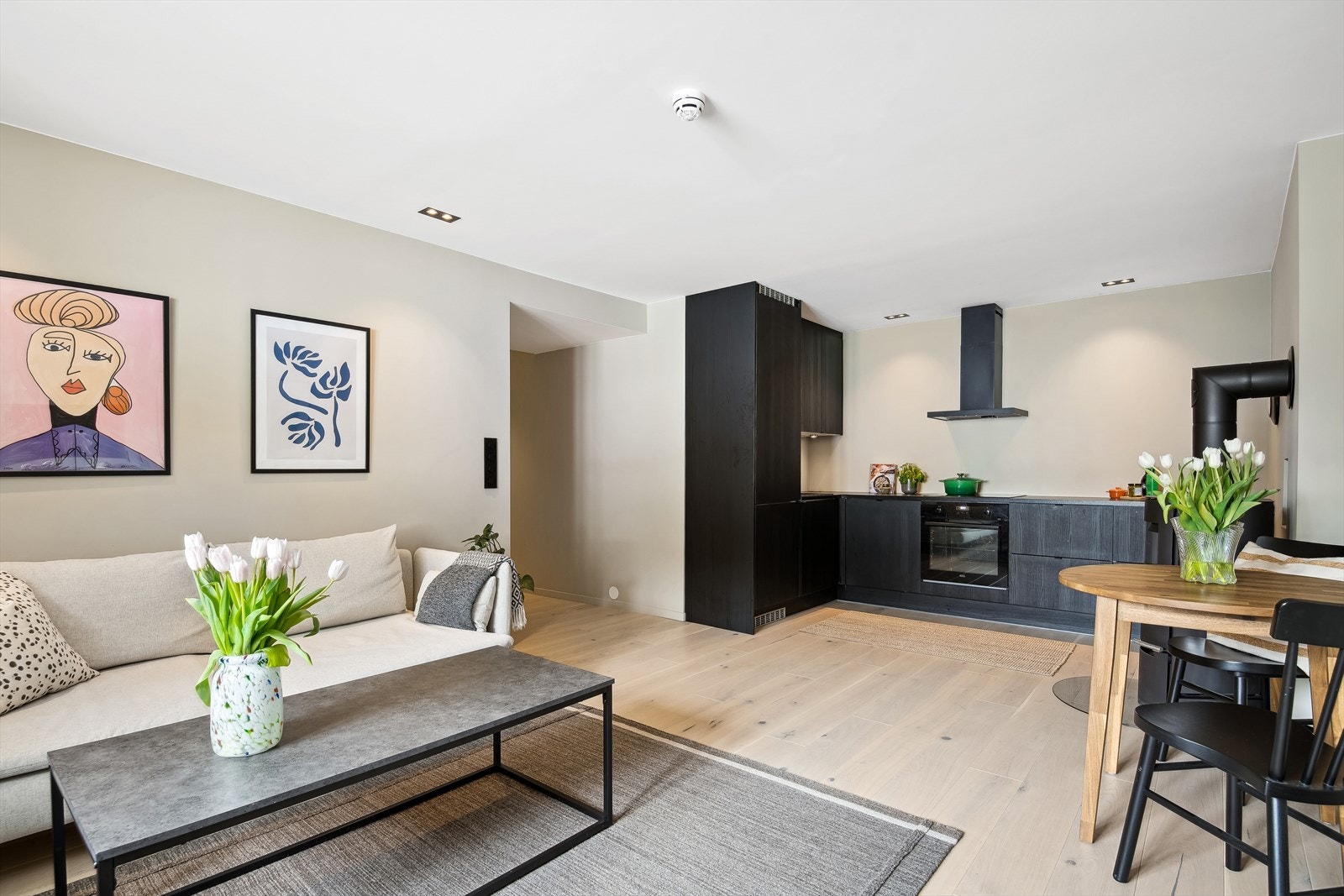 Kjøkkenet er praktisk innredet med innbygde hvitevarer, som keramisk platetopp med induksjon, stekeovn, kjøl/frys, oppvaskmaskin og ikke minst avtrekk. Galleribilde