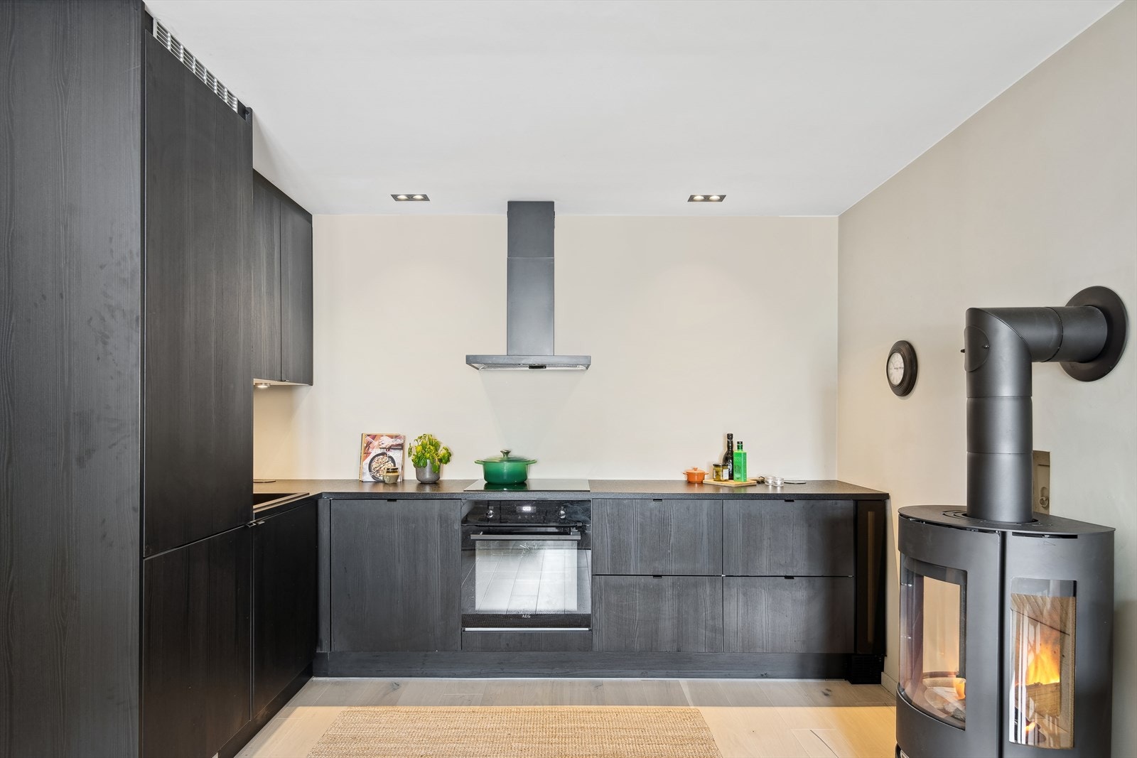 Ny kjøkkeninnredning fra 2021 med glatte fronter, laminat benkeplate, godt med skap- og benkeplass. Galleribilde