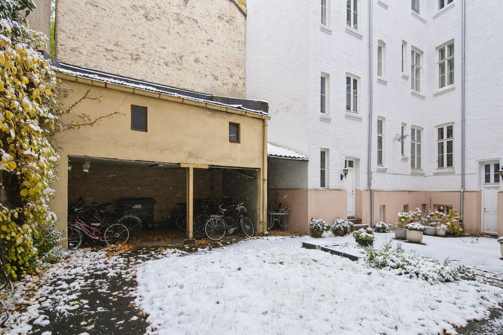 Den gamle stallen er beholdt og brukes blant annet til sykkelparkering. Galleribilde