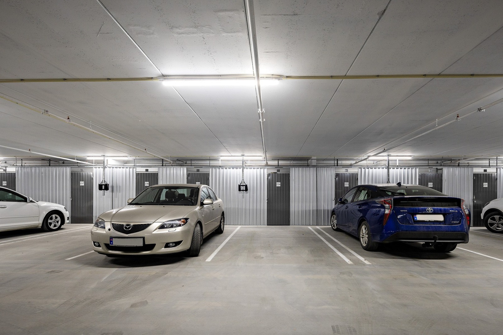 Leiligheten disponerer egen P-plass med opplegg for elbil-lader i P-kjeller. Galleribilde