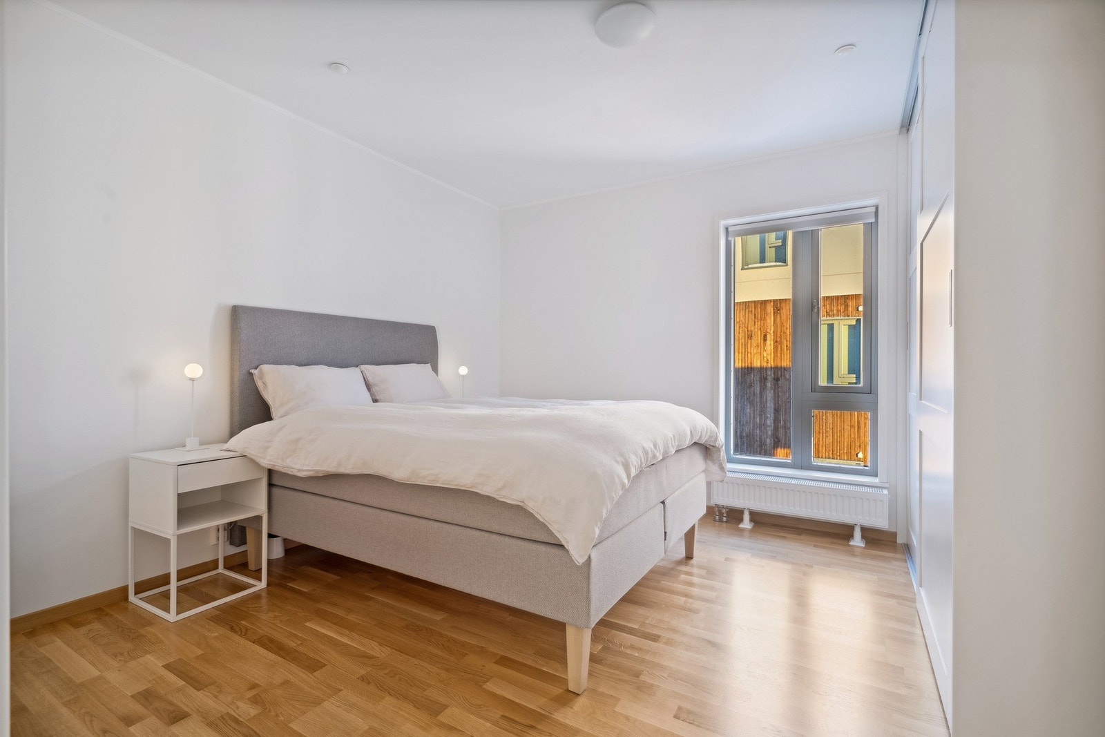 Hovedsoverom med god plass for dobbeltseng og nattbord. Galleribilde