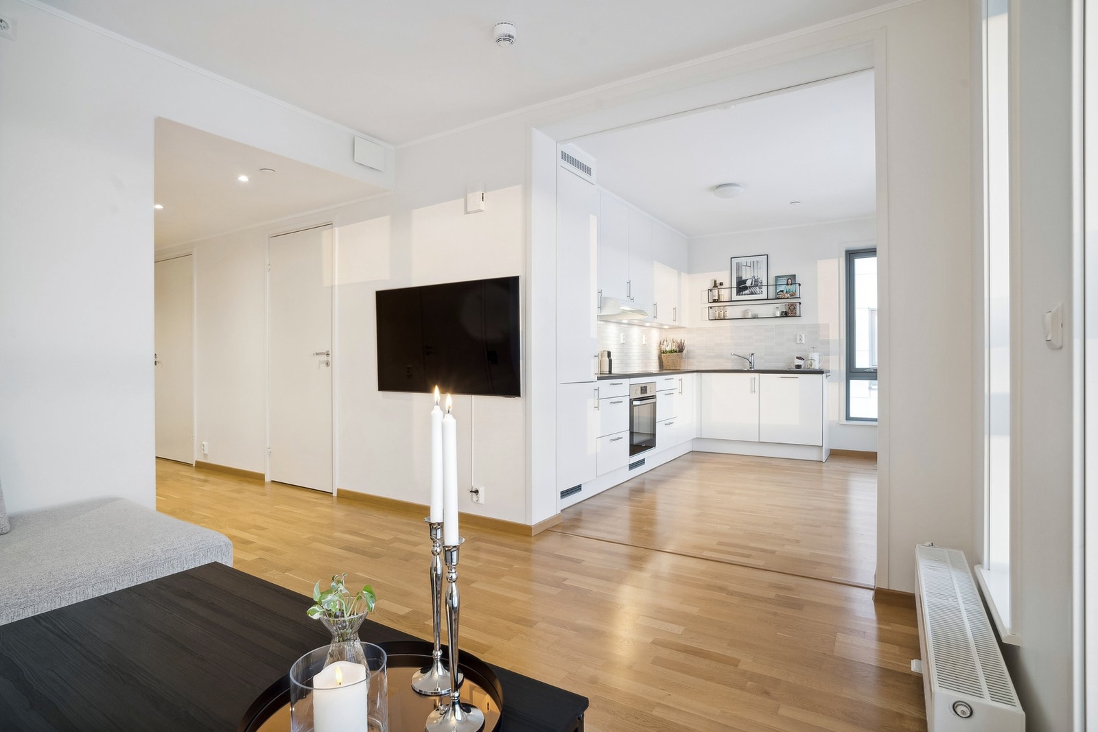 Downlights i tak og fjernvarme som oppvarmingskilde i radiatorer. Galleribilde
