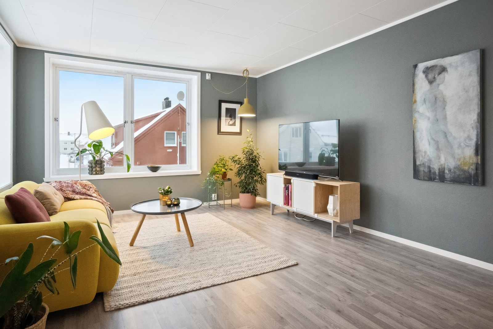 Stuen har vinduer på 3 av veggene Galleribilde