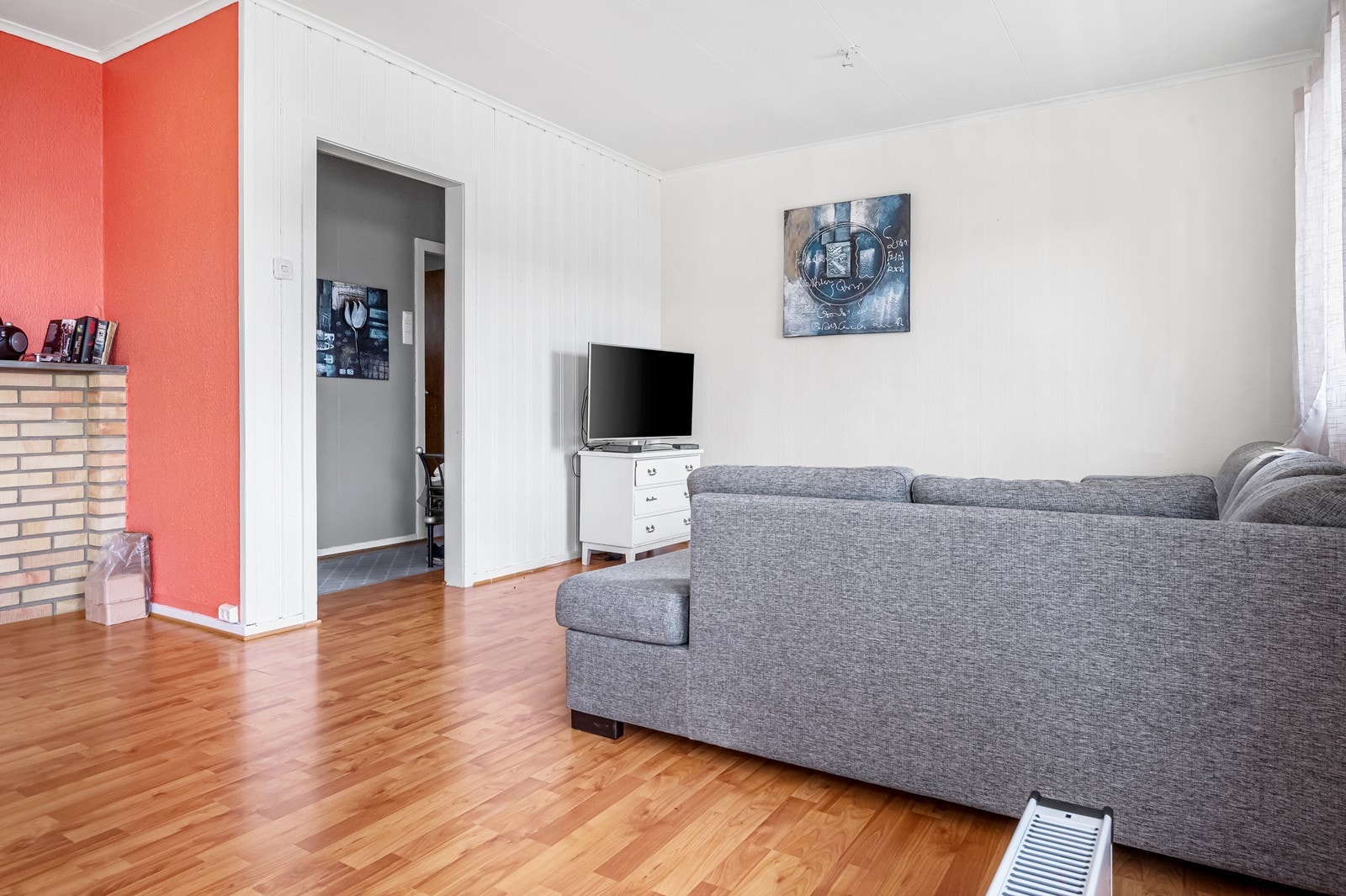 Stue, her ble det fjernet et soverom til fordel for større stue. Galleribilde