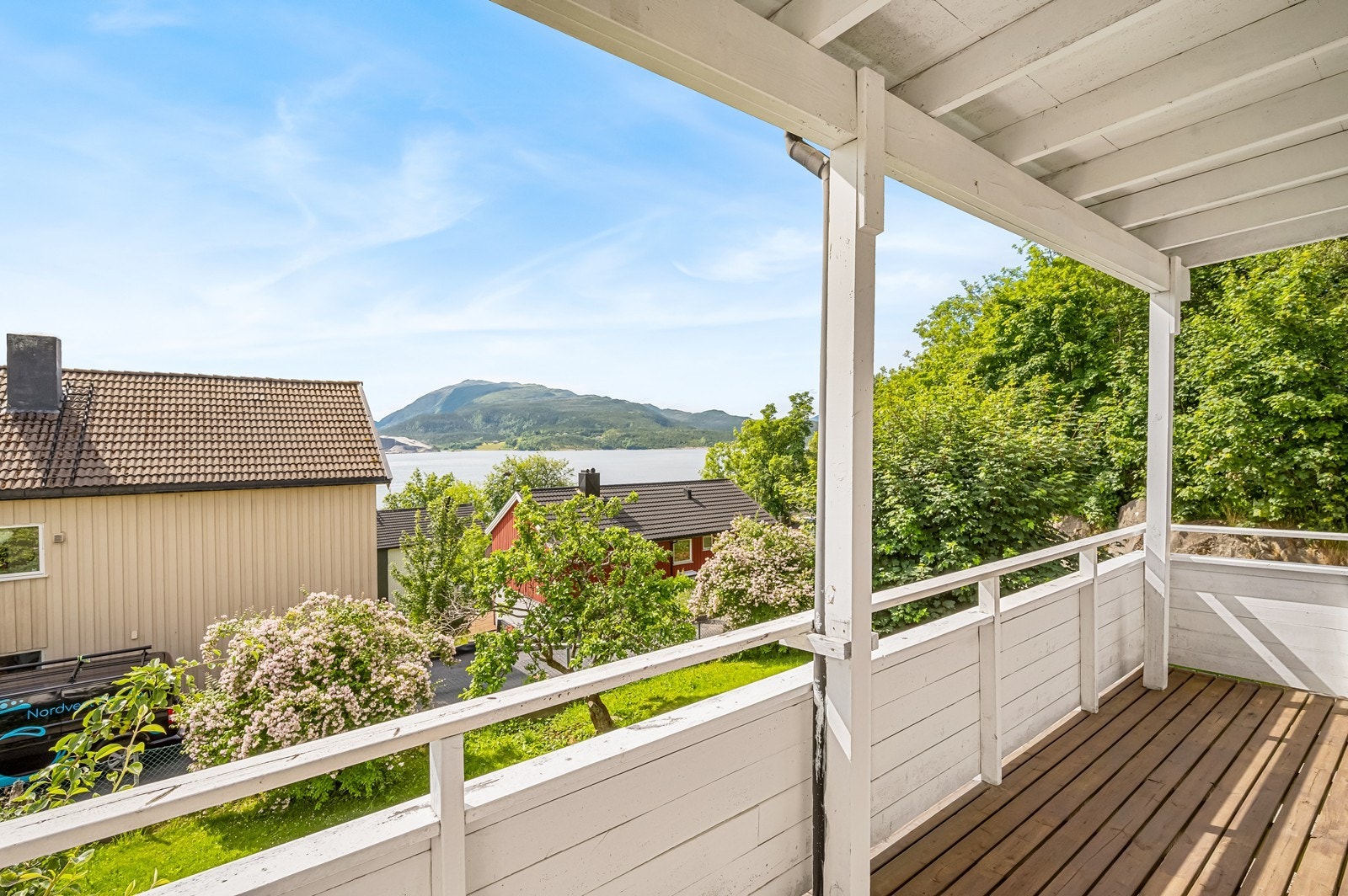 Overbygd veranda med gode sol- og utsiktsforhold. Galleribilde