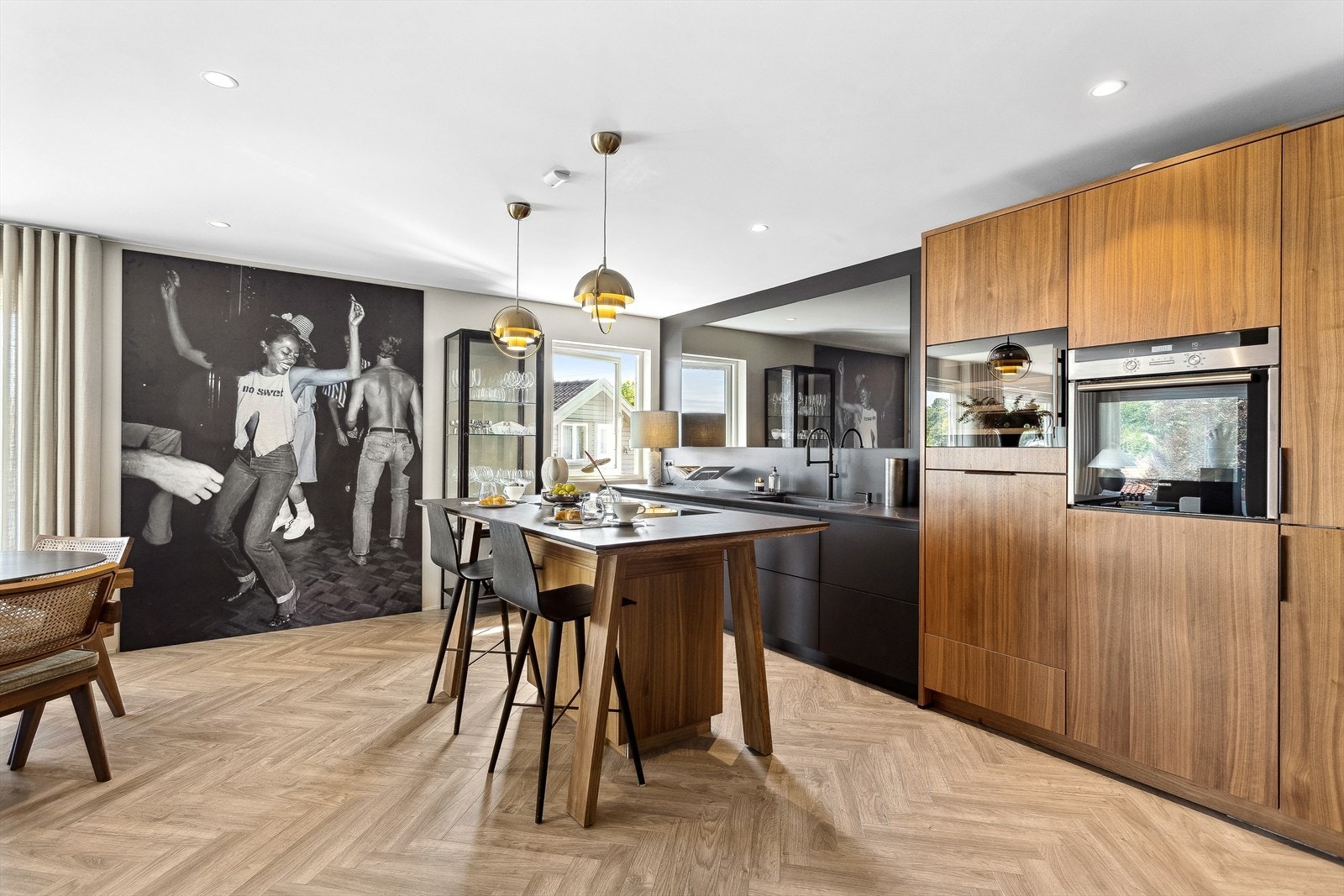 Lekkert kjøkken i valnøtt fra Next125 NX870. Integrerte hvitevarer som kjøl og fryseskap, mikro, stekeovn og oppvaskmaskin. Galleribilde