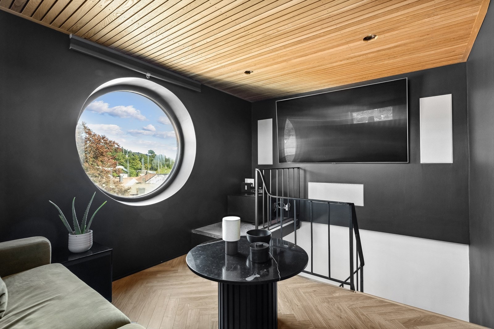 Rom innredet som Tv-/film stue med HiFi Hjemmekino lydanlegg installert (Lydanlegget medfølger ikke men kan evt. avtales nærmere). Galleribilde