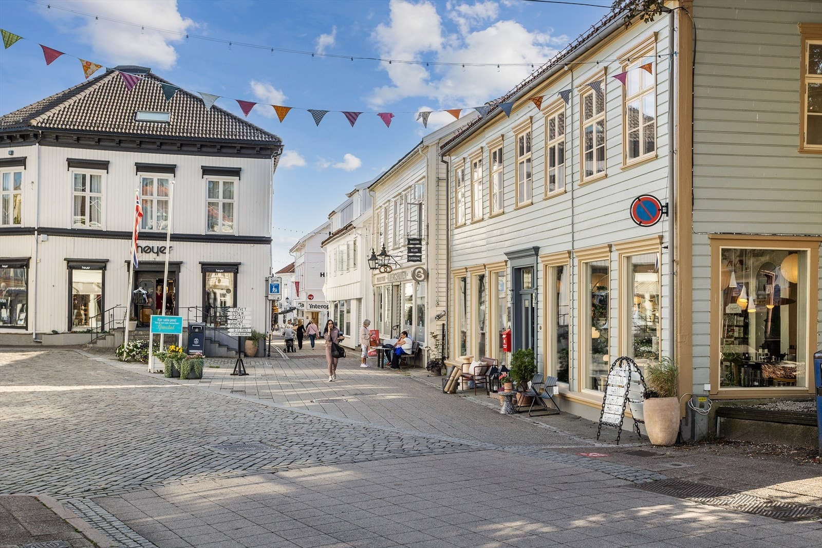 Rett utenfor er starten på den koselige gågaten, som fører deg ned til havnen i idyllisk sørlandsmiljø. Galleribilde