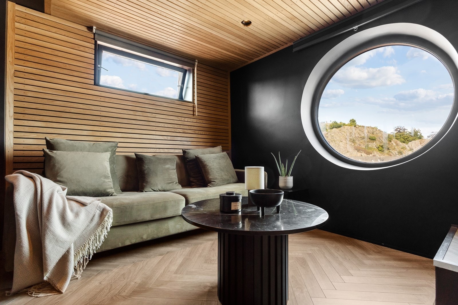 Rommet har en flott spilevegg og tak i ren eik, det unike runde vinduet er nytt. Rommet kan også innredes som et soverom nr 2. Galleribilde