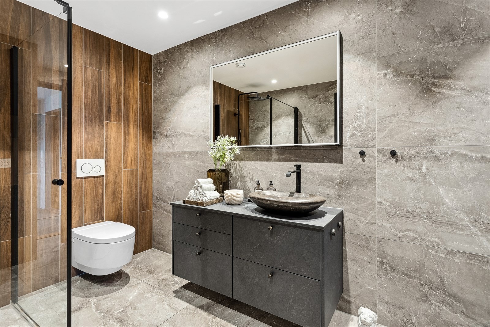 Baderommet er innredet med vask, vegghengt Geberit spyletoalett og et flott dusjhjørne. Galleribilde