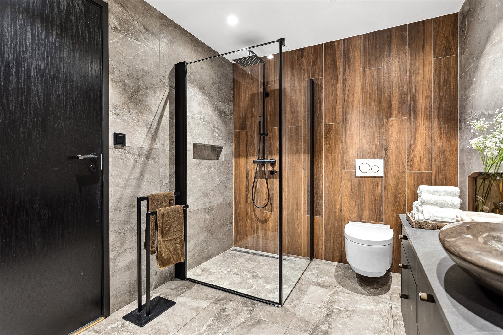 Baderommet er helfliset og har Hexagon mønster under varmtvannstank og i dusj. Galleribilde