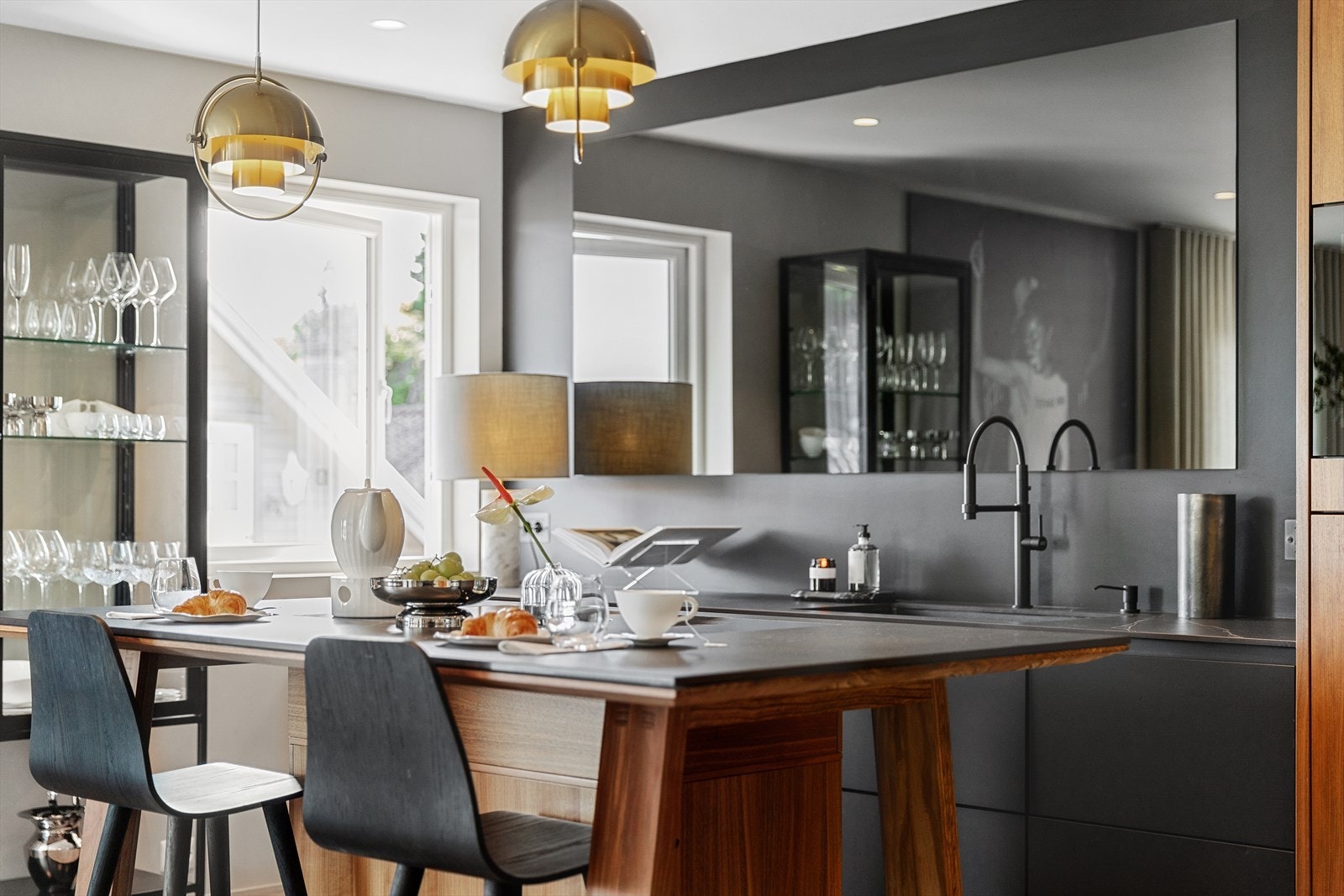 Speilet over kjøkkenbenken er spesiallaget på mål. Galleribilde