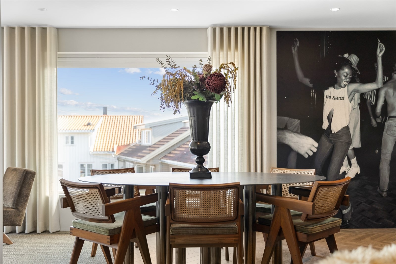 Her er det plass for mange gjester til selskap hvor både god mat og utsikt kan nytes til det fulle. Galleribilde