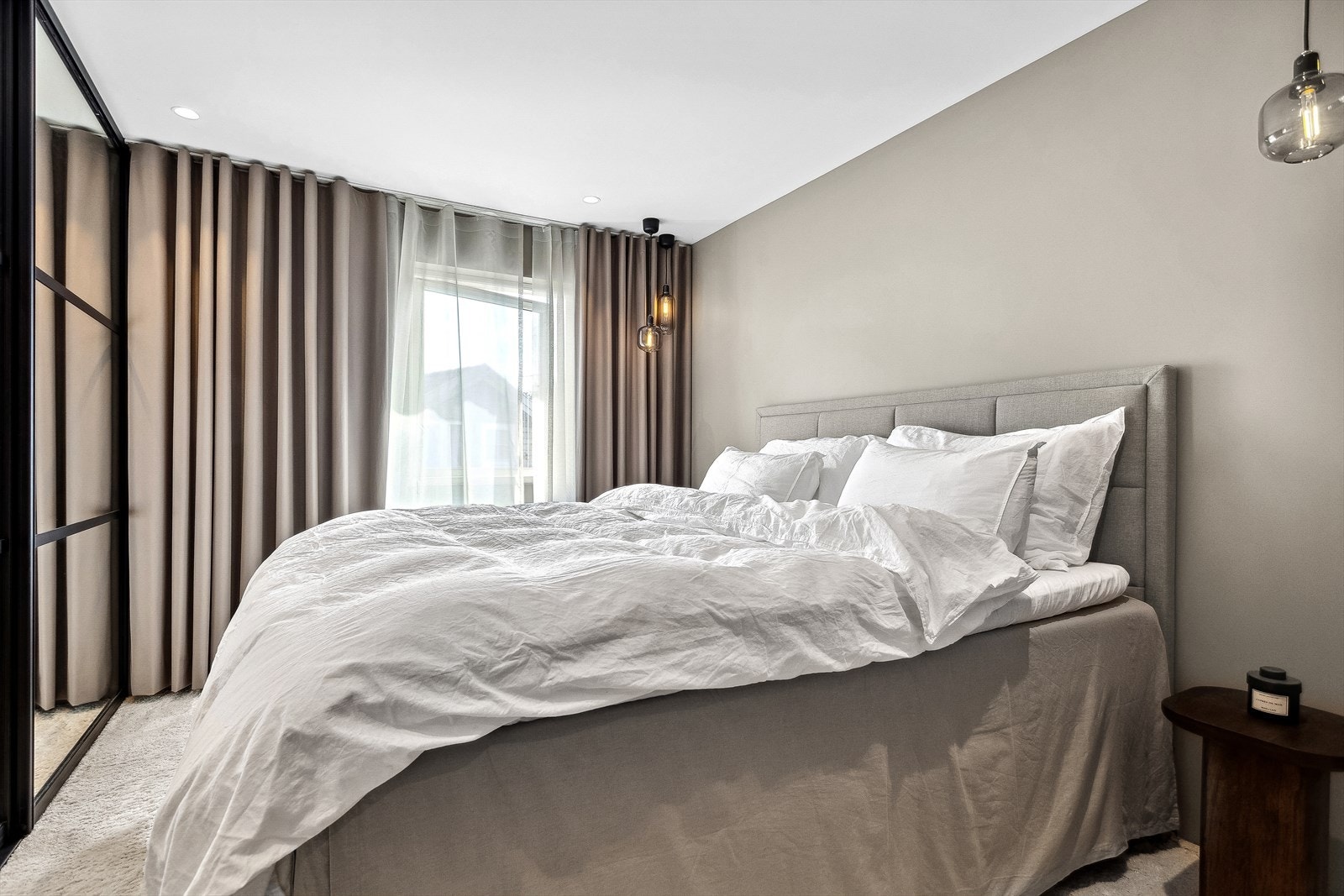 Leiligheten har et lyst og luftig soverom. Galleribilde