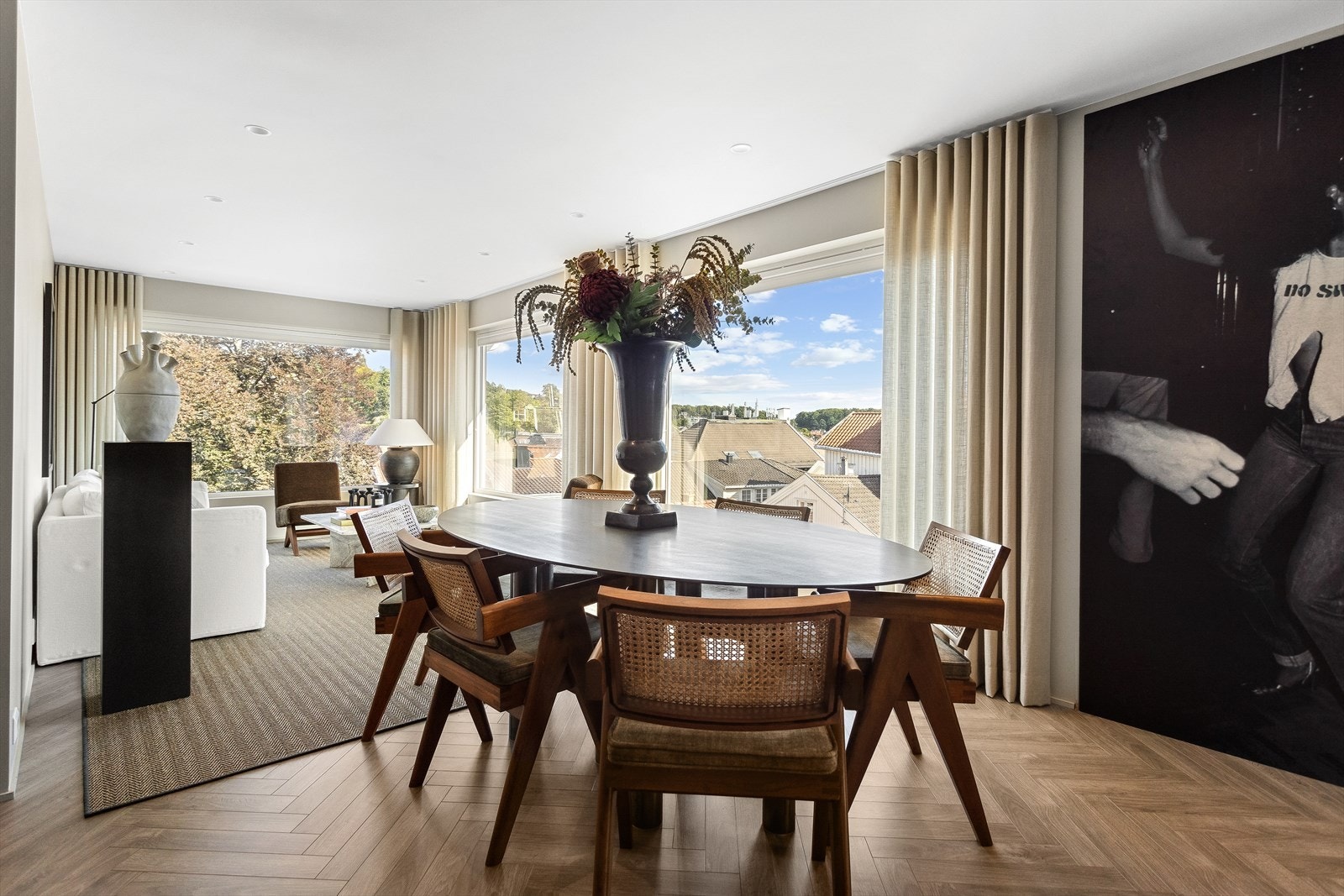 Berry Alloc Chateau Fiskebenslaminat på gulvene i alle rom bortsett fra bad som har fliser. Galleribilde