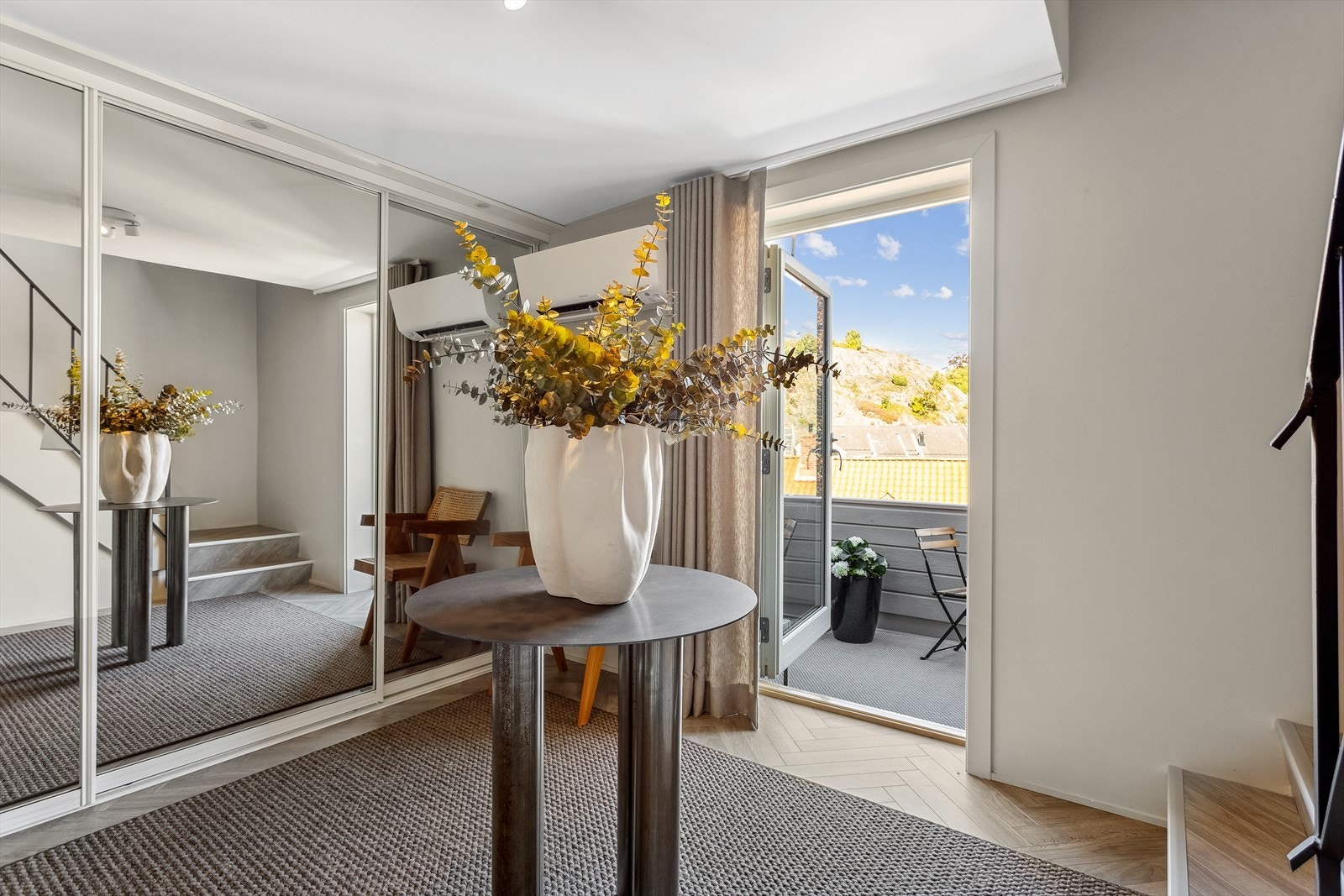 Flott gang/walk-in closet med en romslig og praktisk skyvedørgarderobe. Galleribilde