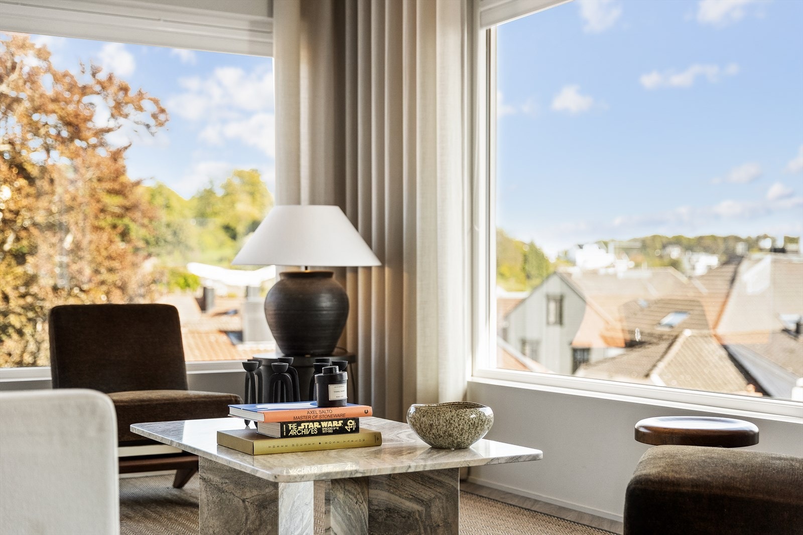 En lys og totalrenovert leilighet med høy standard. Den opprinnelige planløsningen er endret og det er satt inn nye store vinduer. Galleribilde