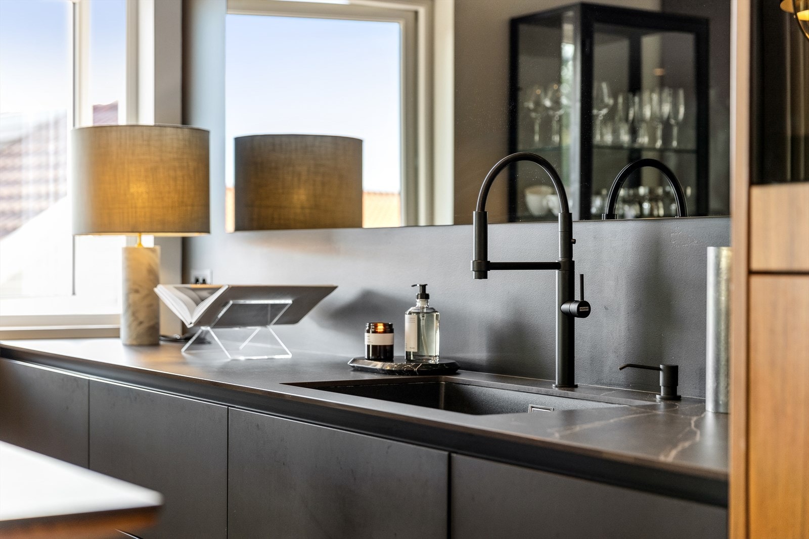 Benkeplate i ren DEKTON. Galleribilde