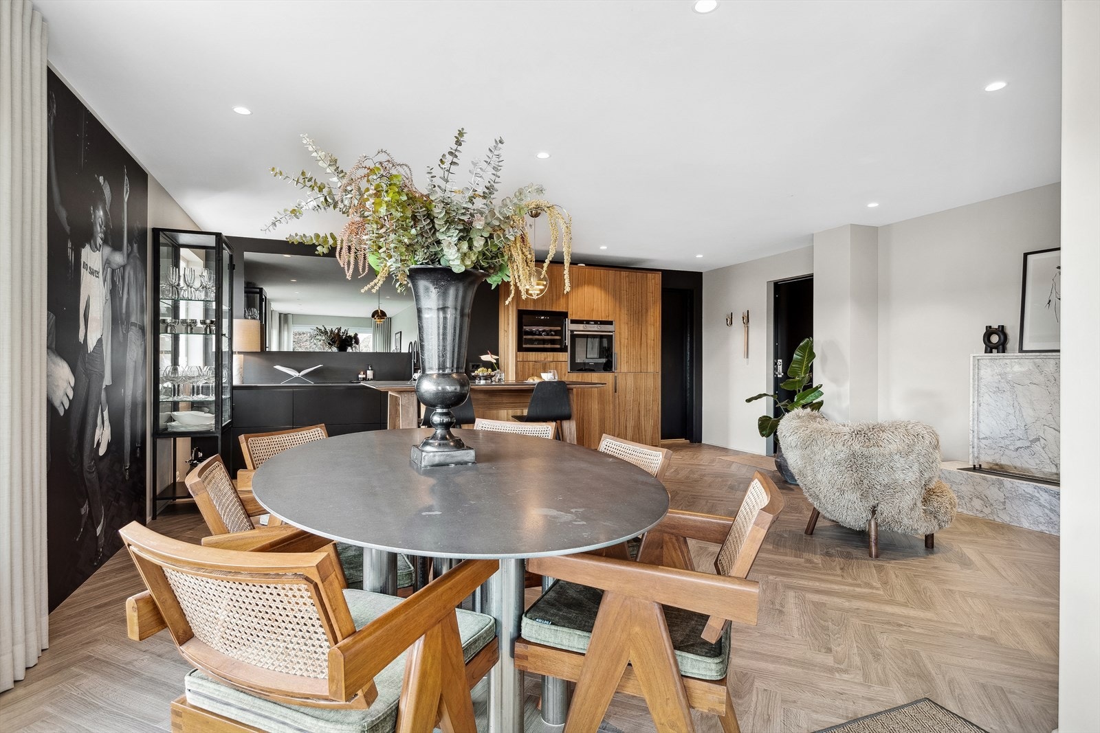 Leiligheten har rikelig med spotter i tak som kan kontrolleres fra to ulike punkt. Galleribilde