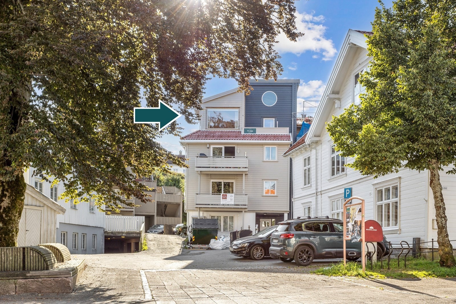 Sameiet er under oppussing, nymalt kledning, nytt tak (undertak, duk og takstein) og til slutt skal felles gårdsrom asfalteres. Galleribilde