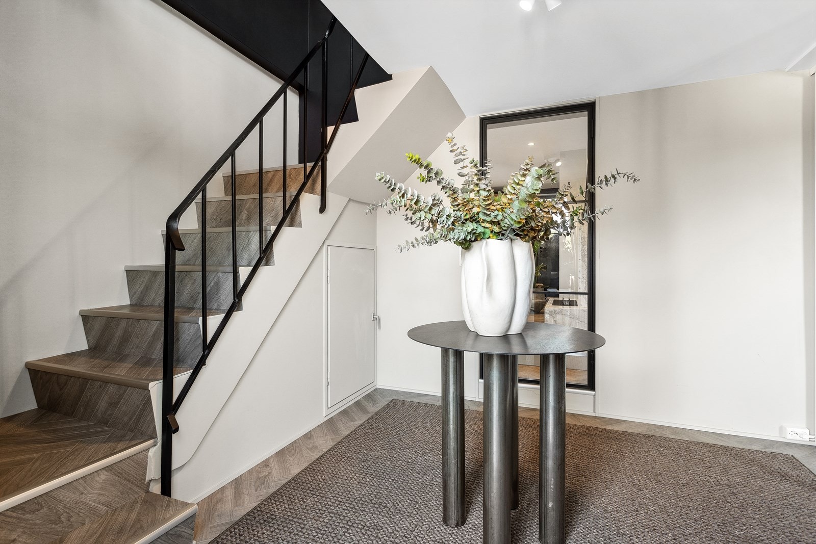 Flott trapp med smijernsrekkverk fra gang/walk-in closet opp til TV-stuen. Galleribilde