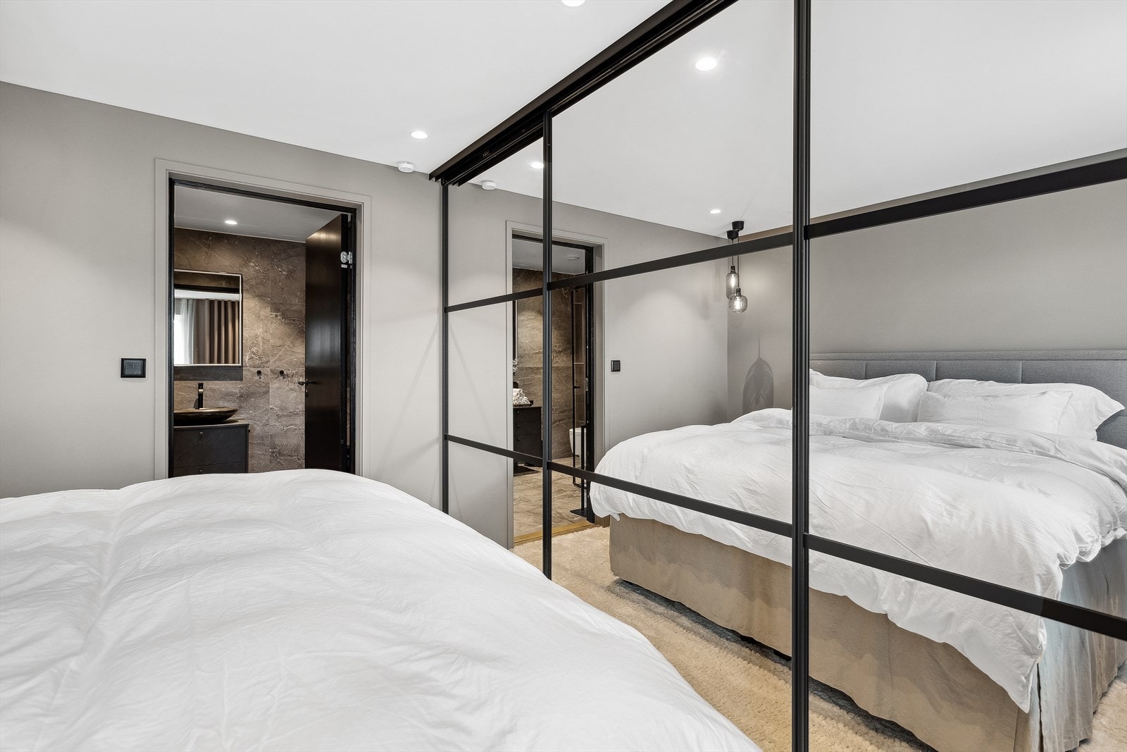 Soverommet har god plass til dobbeltseng og en flott skyvedørsgarderobe med speil. Galleribilde