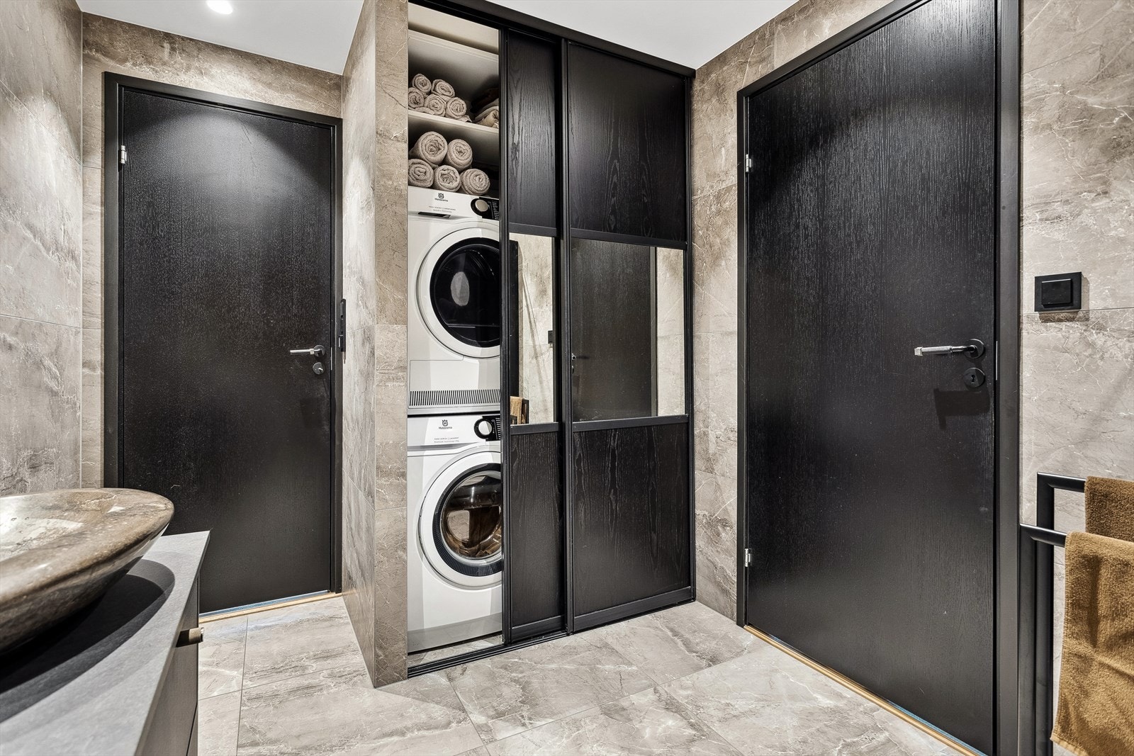 På baderommet har du også opplegg til vaskemaskin bak praktisk skyvedør. Galleribilde