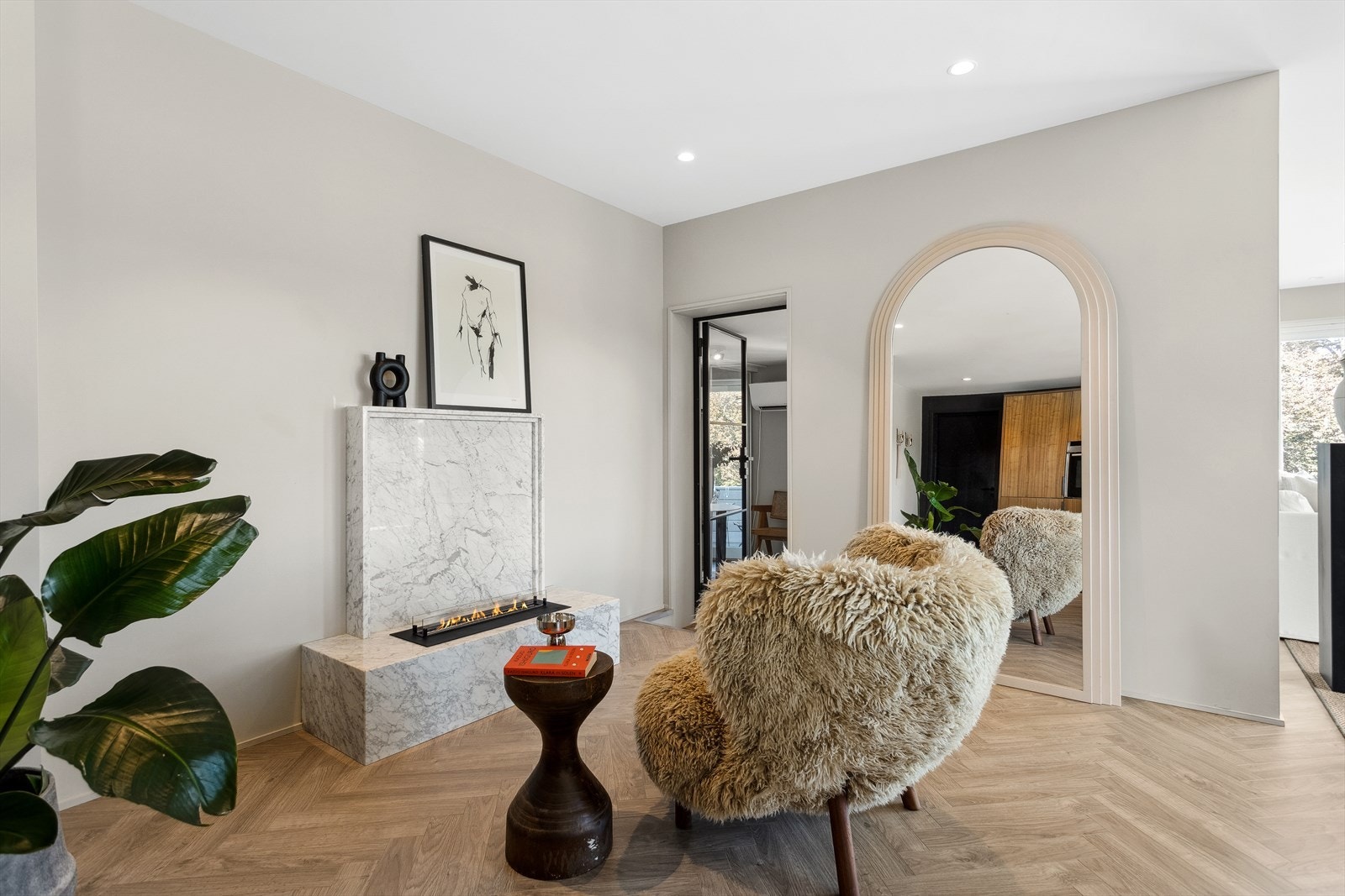 Peisen er spesiallaget i hvit marmor. Peisen medfølger ikke men kan kjøpes etter nærmere avtale. Galleribilde