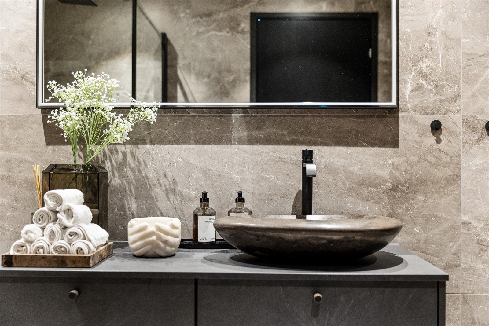 Baderommet er dekket med designfliser fra Italienske Valentino. Galleribilde