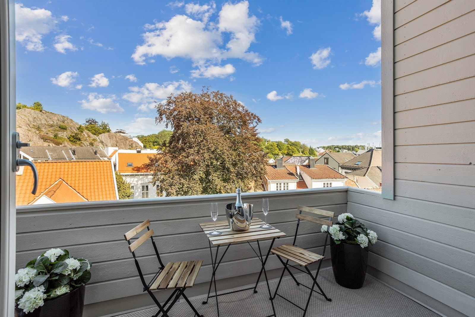 Balkongen kan fint innredes med utemøblement. Galleribilde