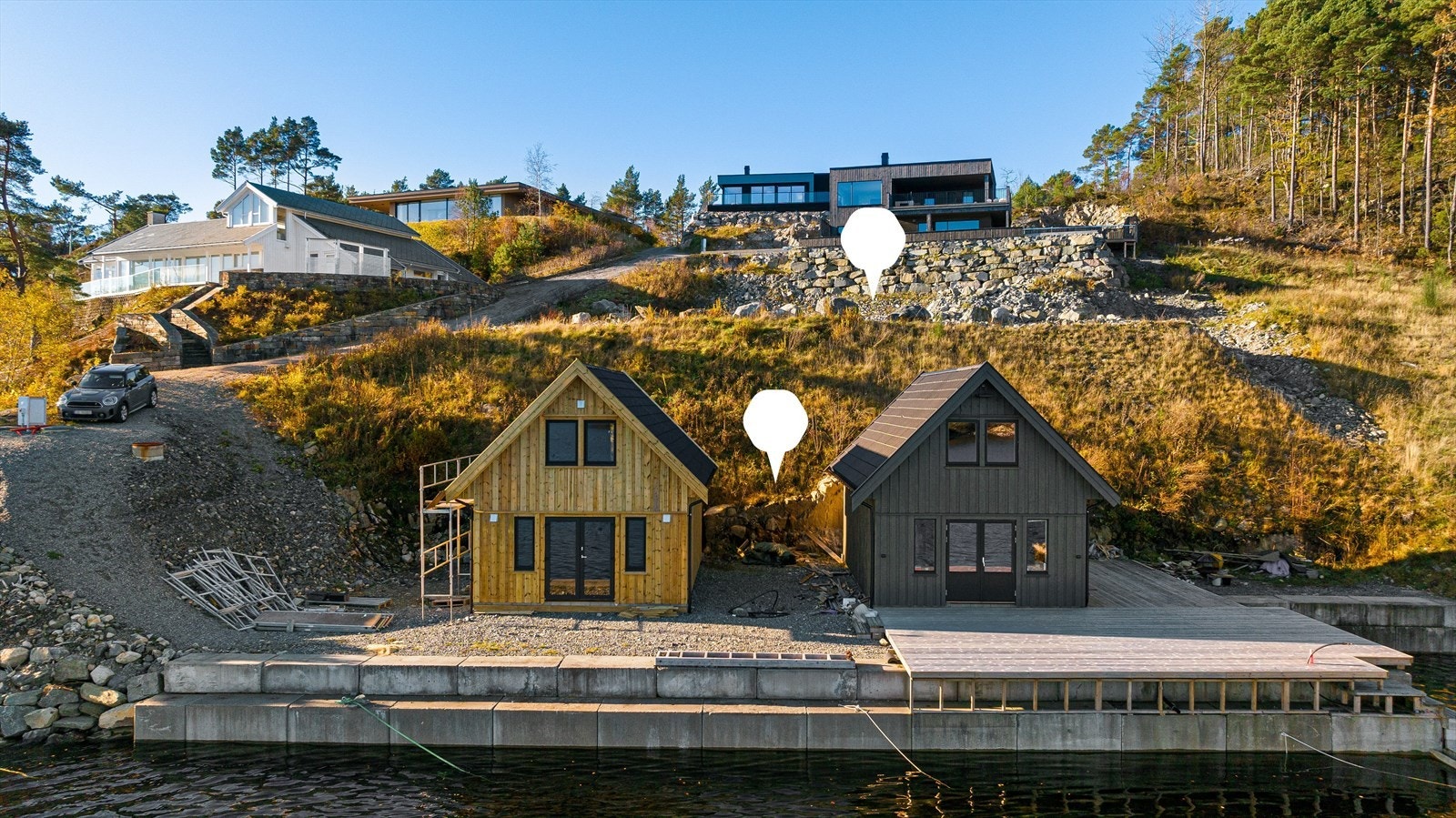 Opparbeidet brygge i forkant av fremtidig naust i solide betongblokker og like ved koselig badeplass for familien Galleribilde