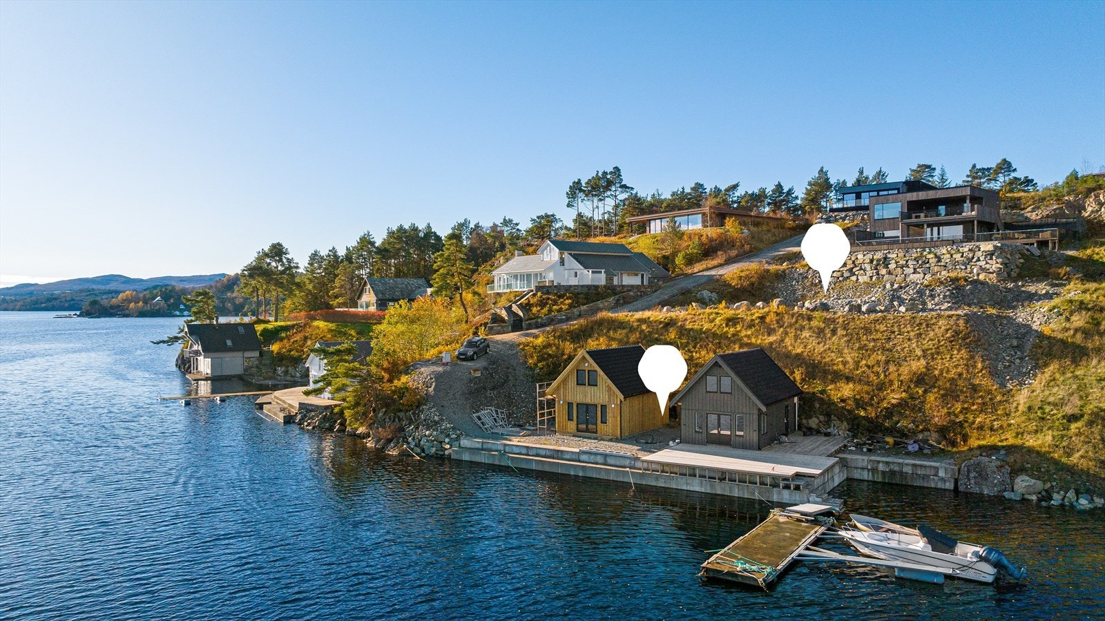 Regulert hyttetomt på høyde med fantastisk sjøutsikt med tilhørende nautstomt Galleribilde