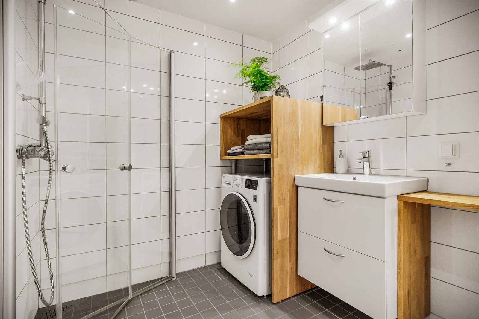 - Badet måler 5 m². Merk gode plassbygde løsninger for oppbevaringen - Galleribilde