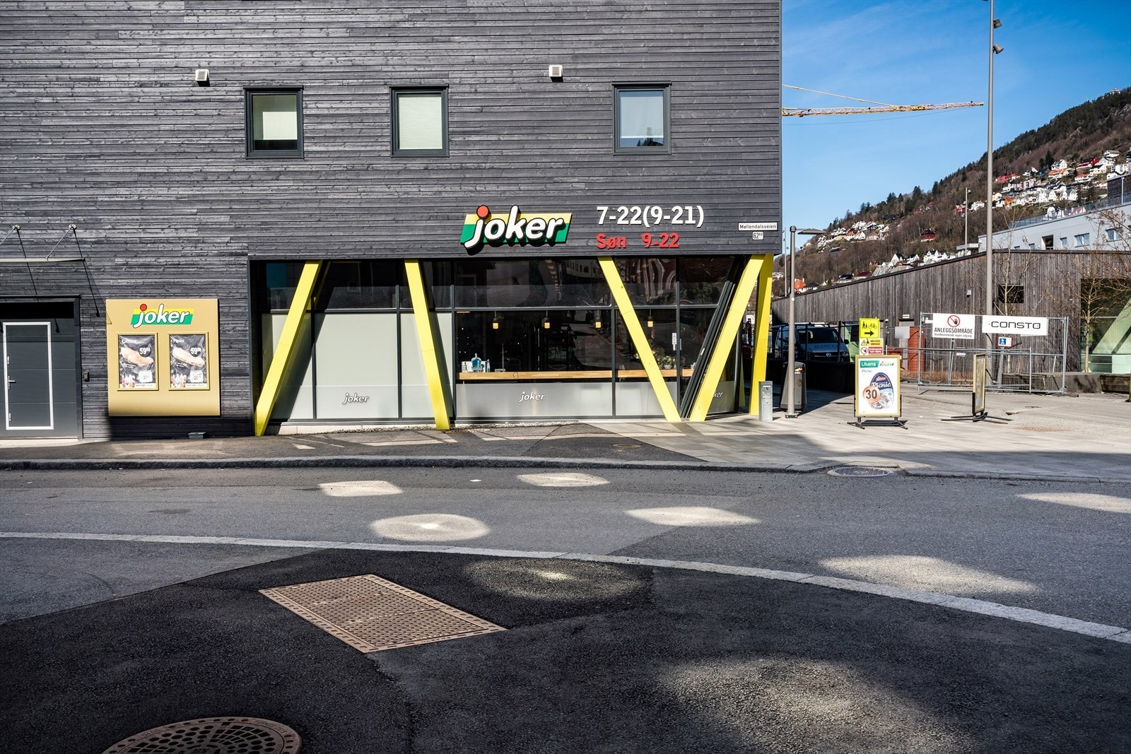 - Rett utenfor døren finner man en søndagsåpen butikk - Galleribilde