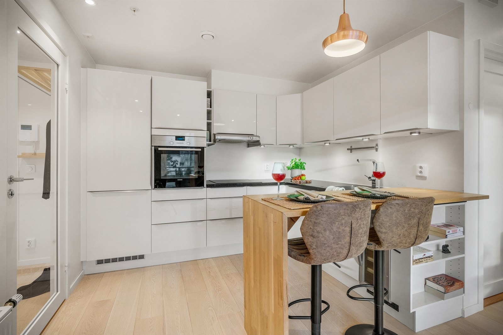 - Kjøkkenet er godt utstyrt med integrert vinskap, stekeovn, induksjon platetopp, oppvaskmaskin og kombiskap kjøl- og fryseskap - Galleribilde