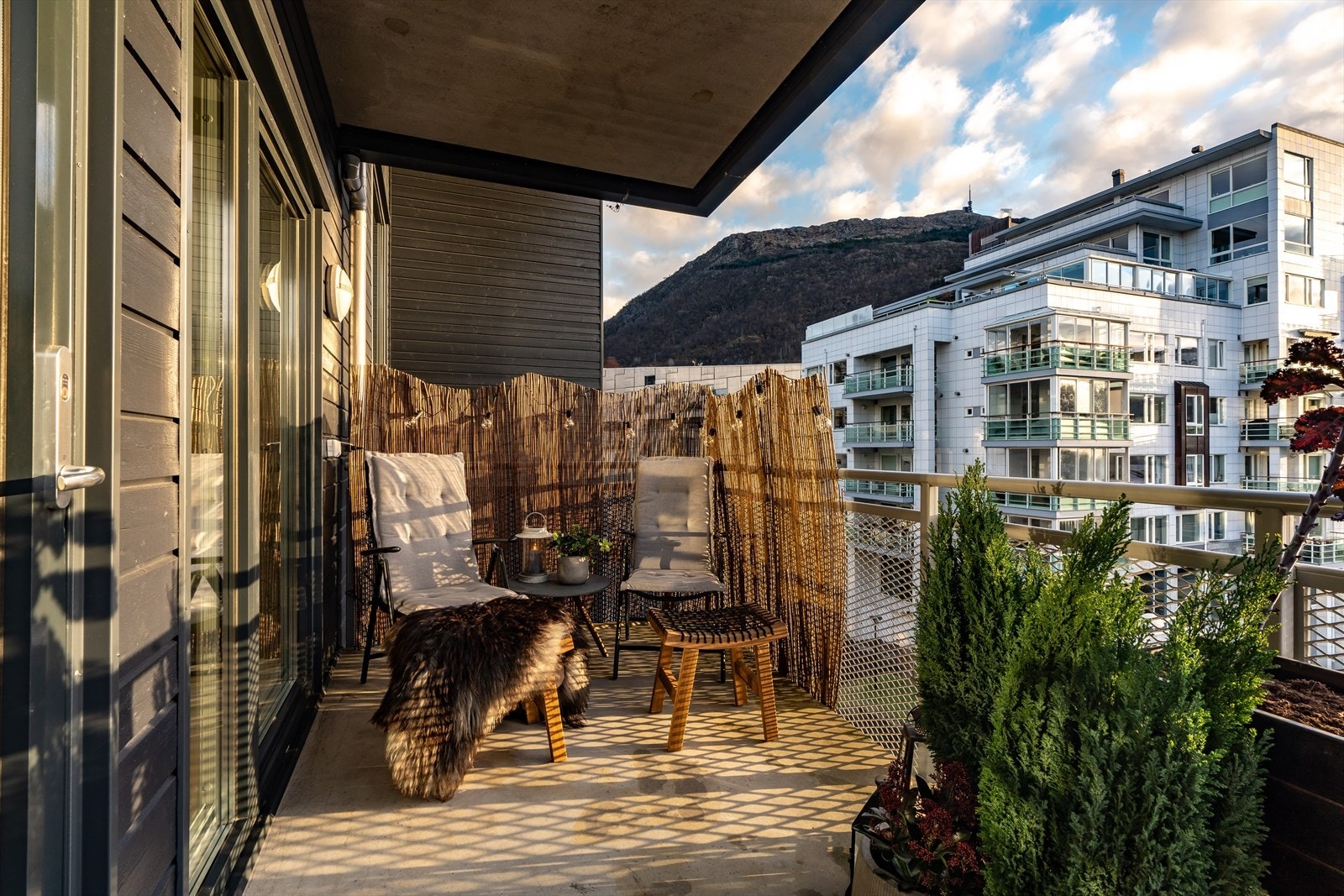 - Balkongen er like vakker om dag som om kvelden - Galleribilde