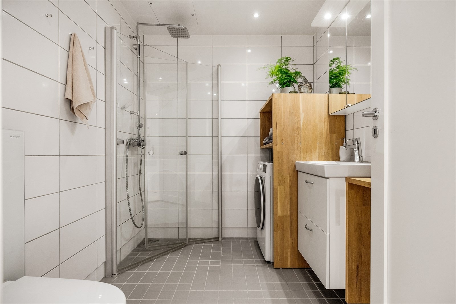 - Badet er helfliset med gulvvarme, innsvingbare dusjvegger, speilskap og romslig innredning - Galleribilde