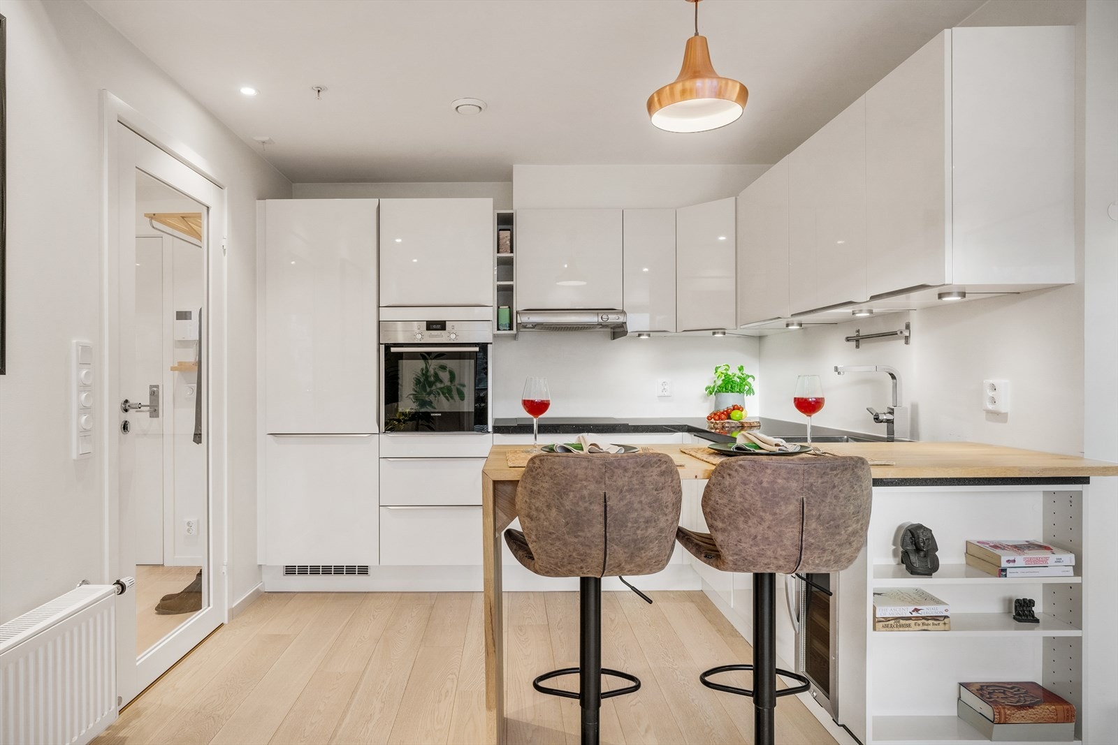 - Praktiske løsninger med bla. kjøkkenøy med plass til barstoler! - Galleribilde