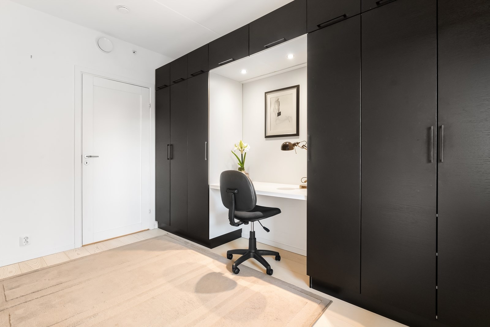 Soverom to med praktisk garderobe med kontorfunksjon. Galleribilde