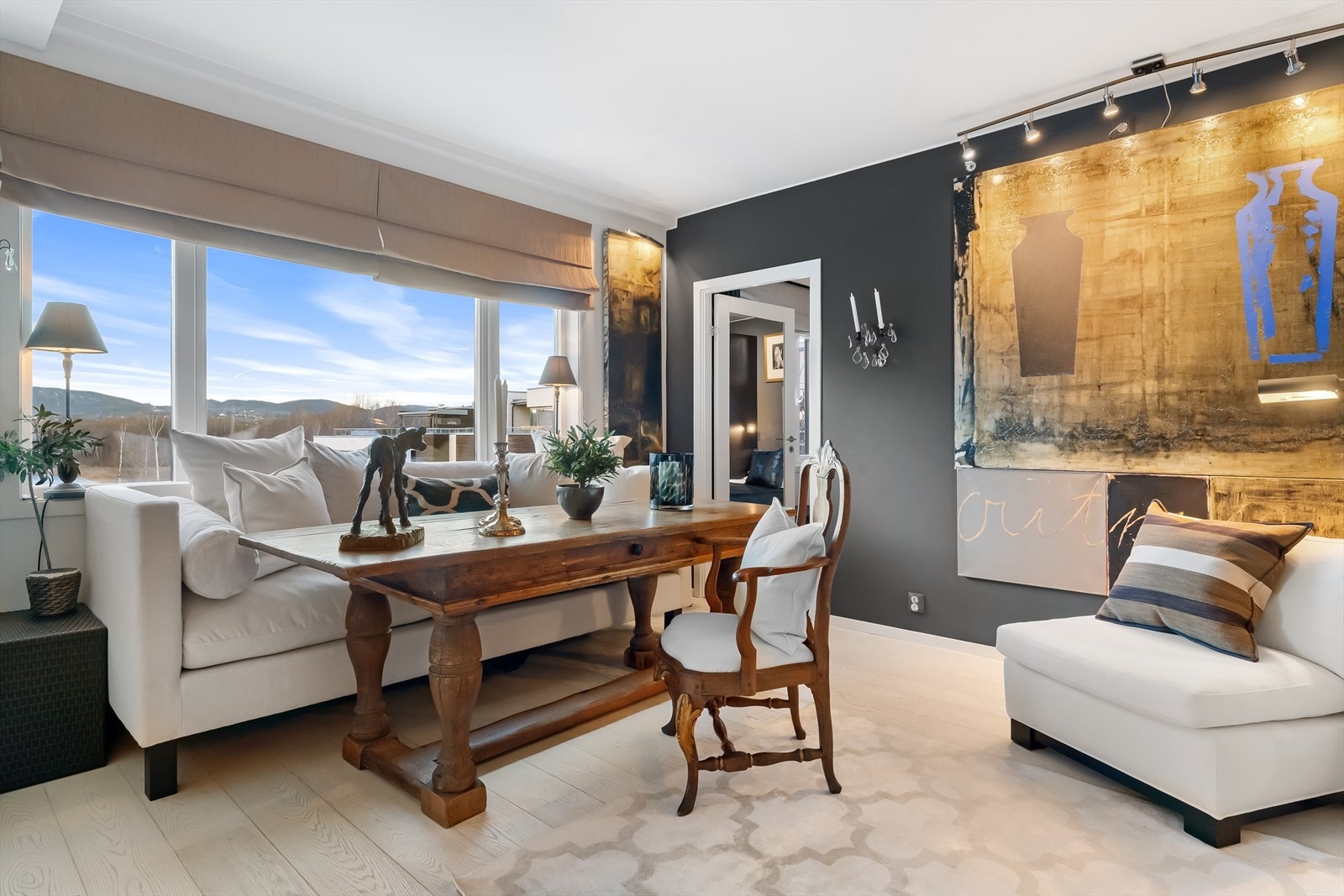 Leiligheten har store vindusflater som gir godt med naturlig lys Galleribilde