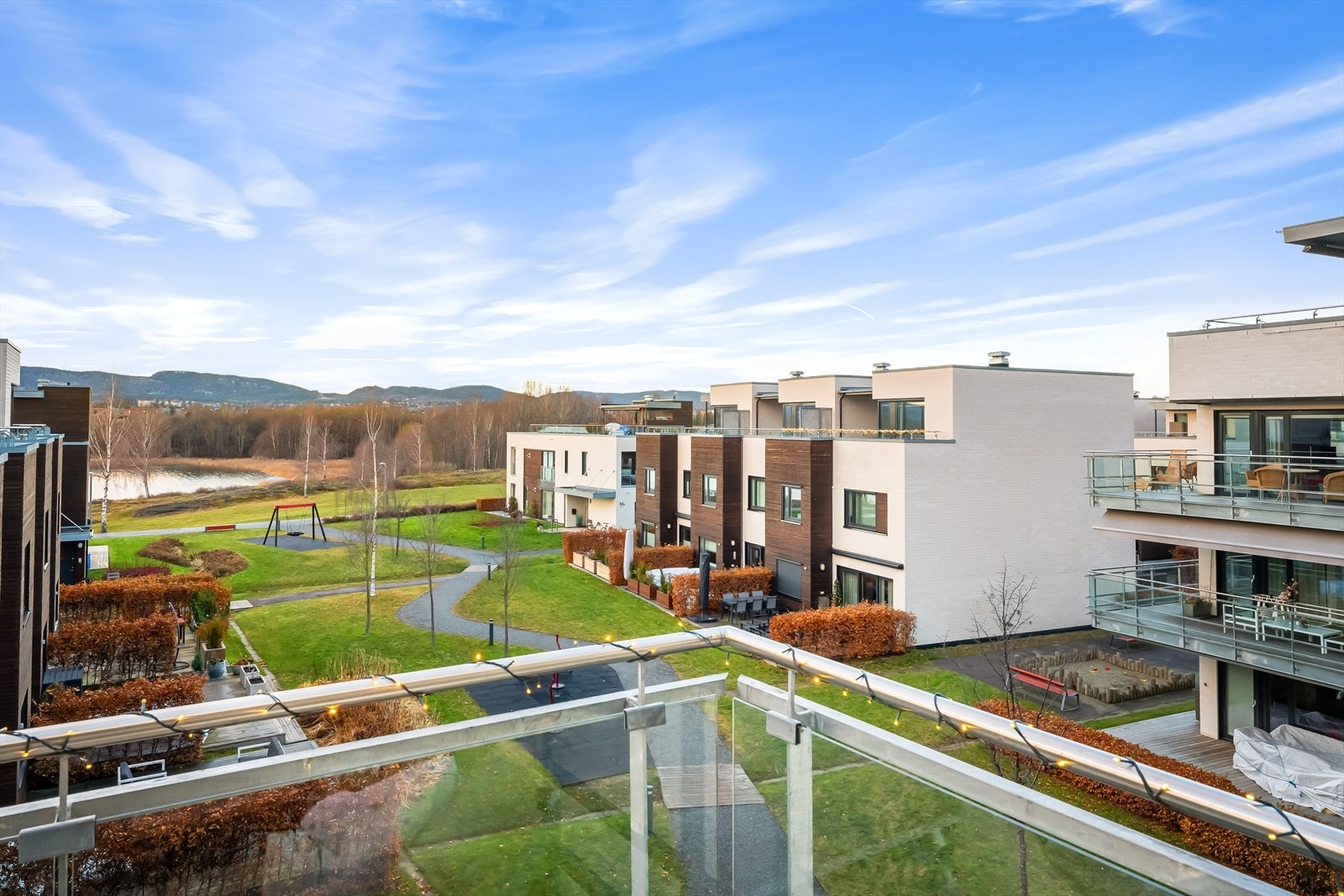 En meget attraktiv og moderne 3-roms med ettertraktet beliggenhet på Fornebu. Fra balkongen er det nydelig utsikt mot Koksabukta. Galleribilde