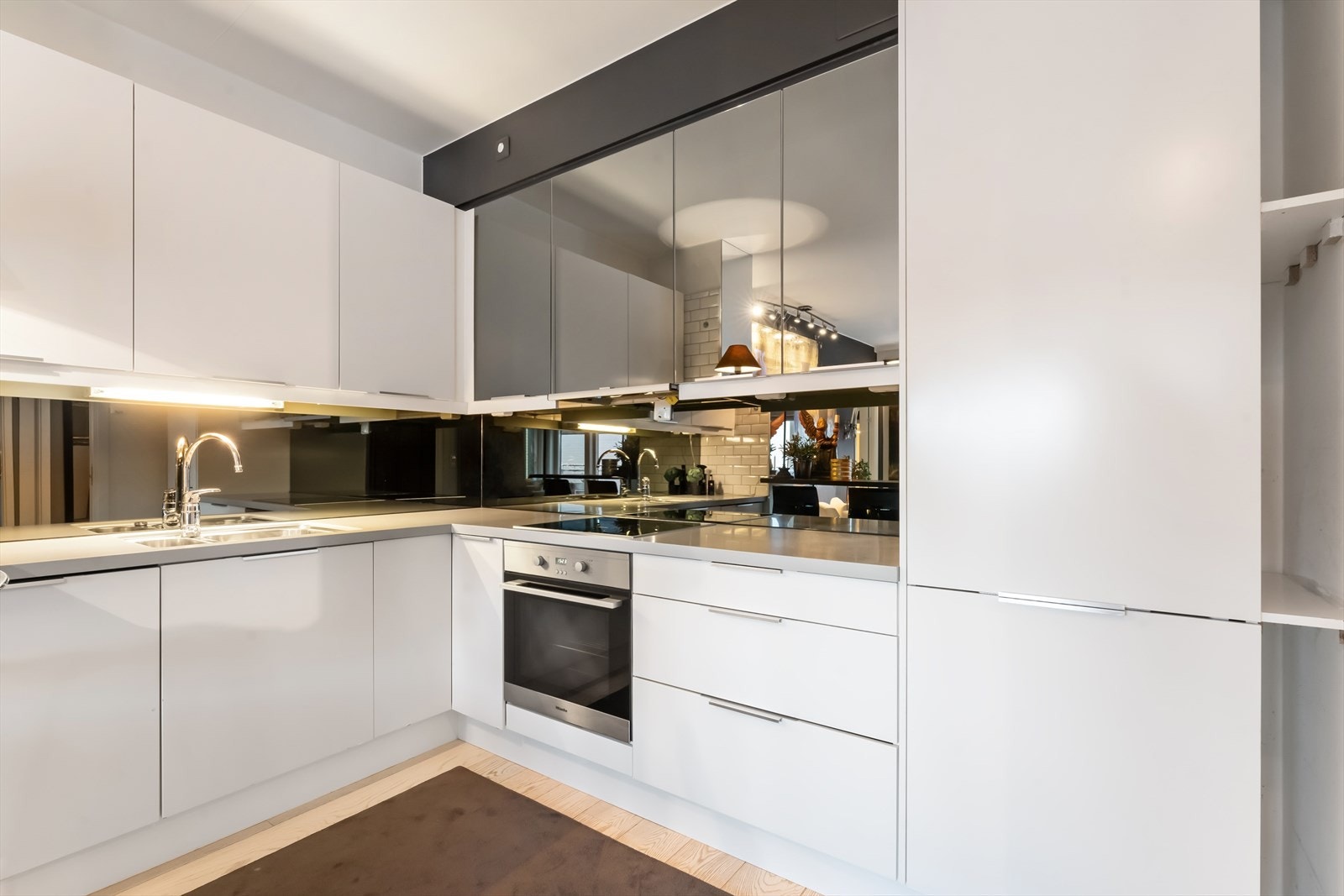 Det er integrerte hvitevarer med kjøl/fryseskap, oppvaskmaskin, induksjonstopp og stekeovn. Kjøl/fryseskap er nytt i 2023. Galleribilde