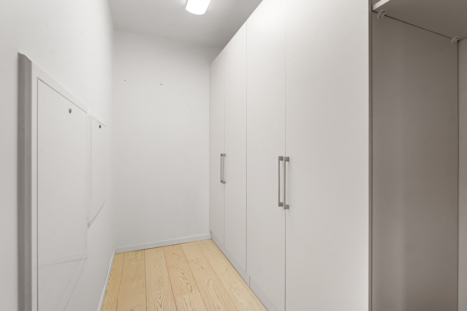 Entré med godt med garderobeplass. Galleribilde