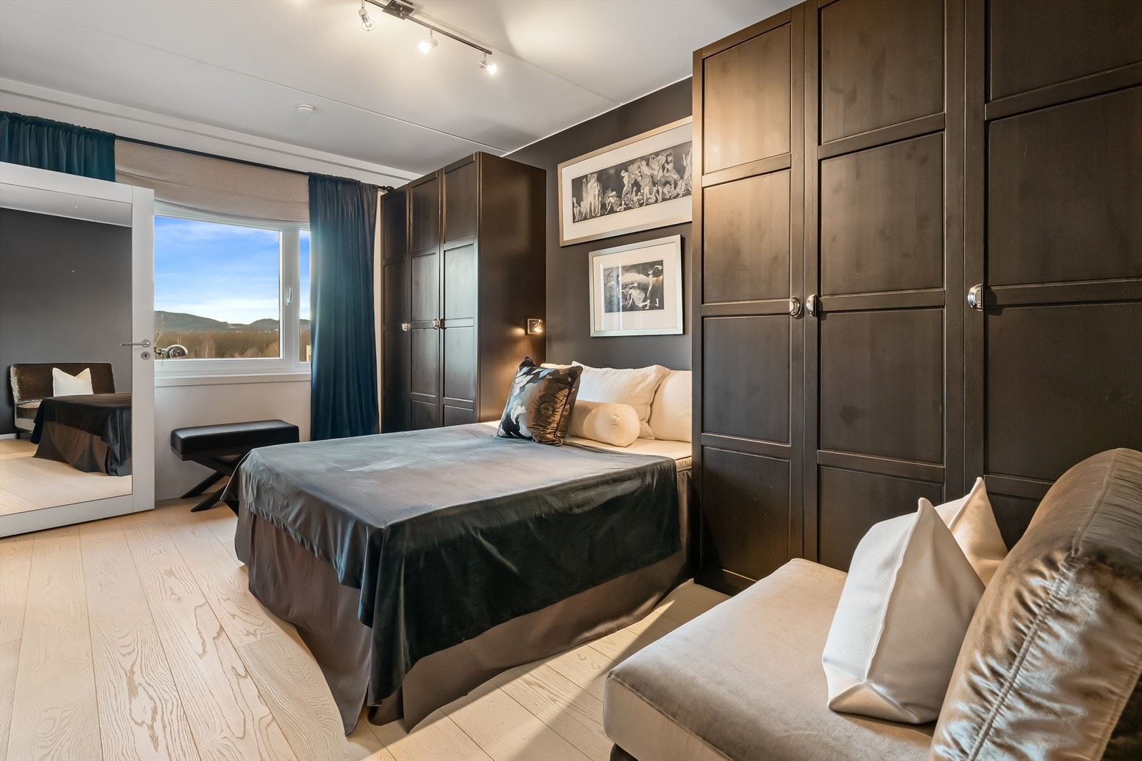 Svært innbydende hovedsoverom med godt med garderobeplass. Galleribilde