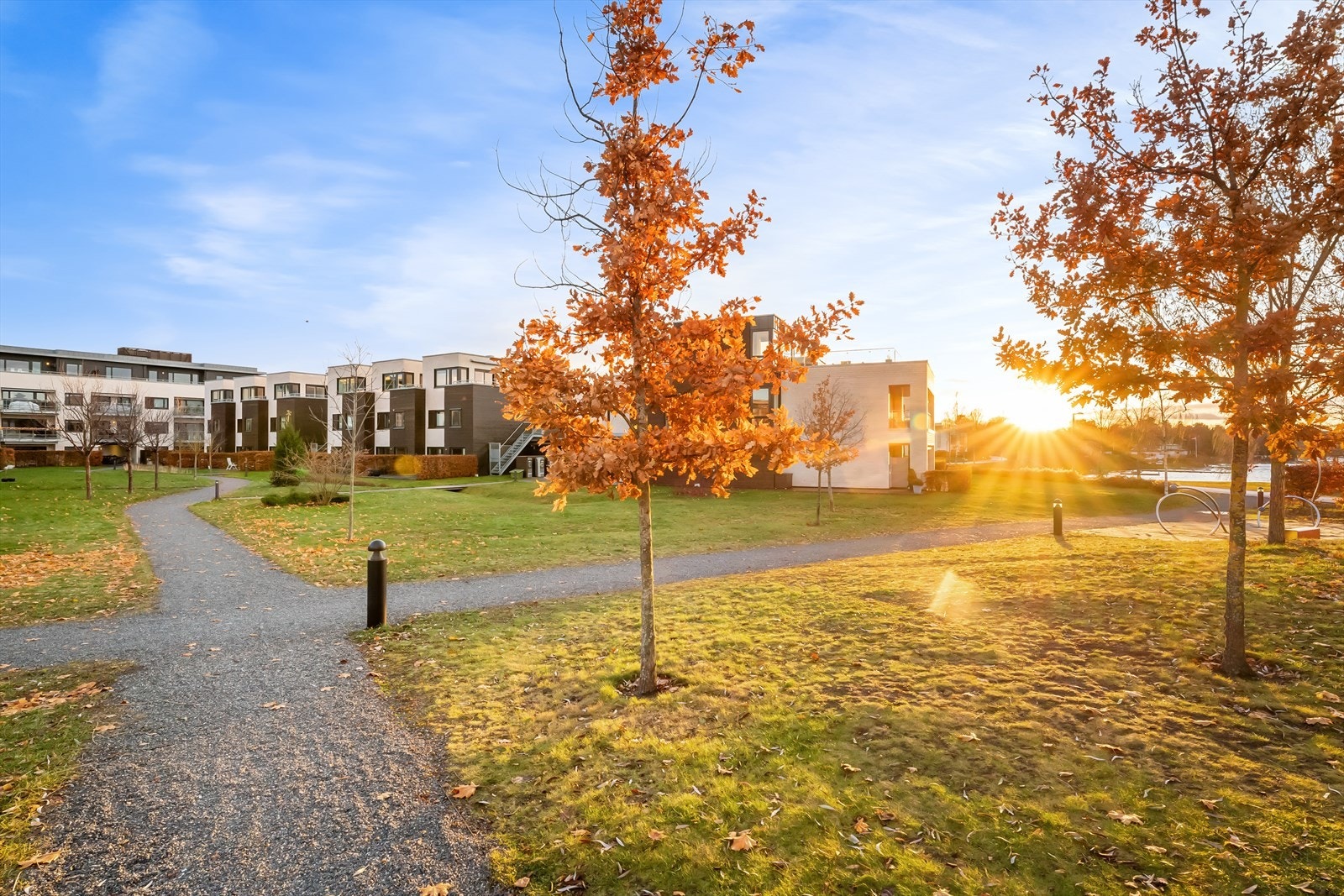 Sentral og attraktiv beliggenhet på Fornebu med nærhet til sjøen, turområder, kyststier, kjøpesenter og offentlig kommunikasjon Galleribilde