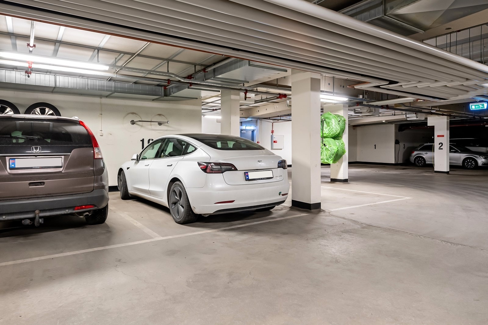 Garasjeplass i felles oppvarmet garasjeanlegg. Stikkontakt på vegg. Galleribilde