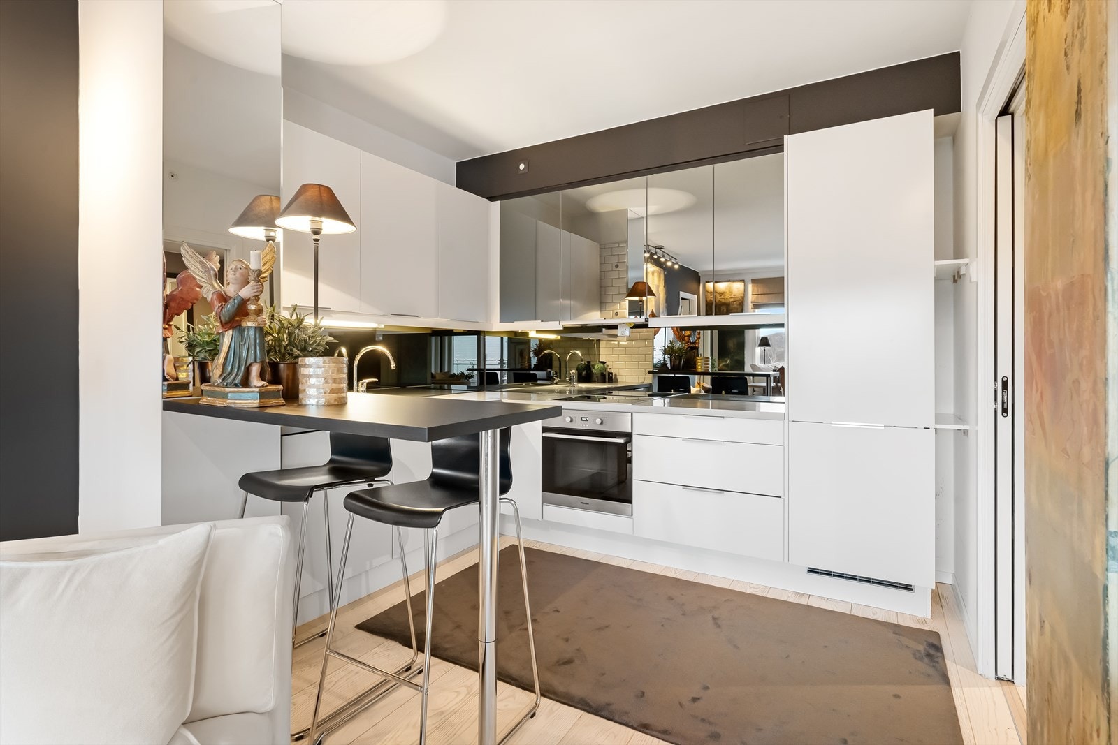 Kjøkkenet ligger i åpen sosial løsning mot stuen. Praktisk barløsning. Galleribilde