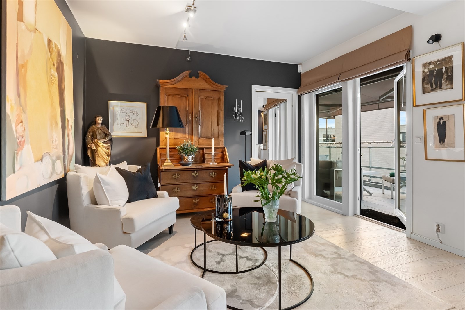 Stuen er lett å innrede med både spisestue og sofagruppe. Galleribilde