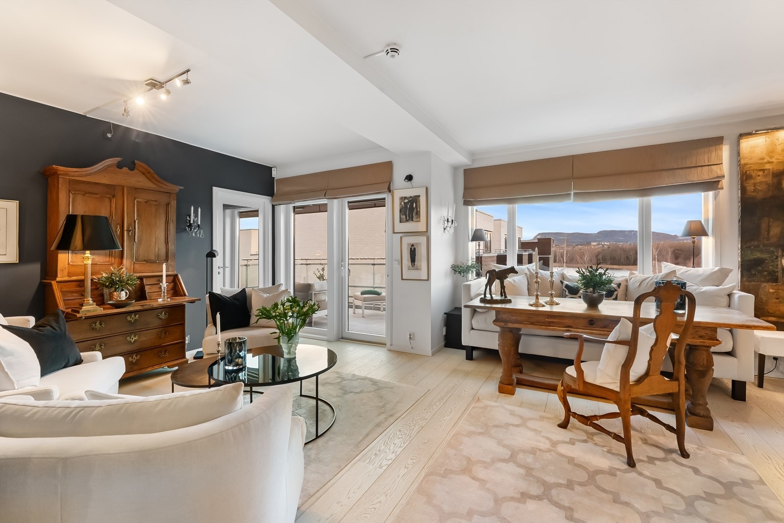 Innvendig fremstår boligen svært innbydende med lekre farge- og materialvalg. Galleribilde